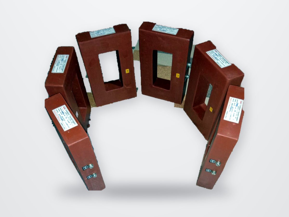 Set of window type resin-cast current transformers